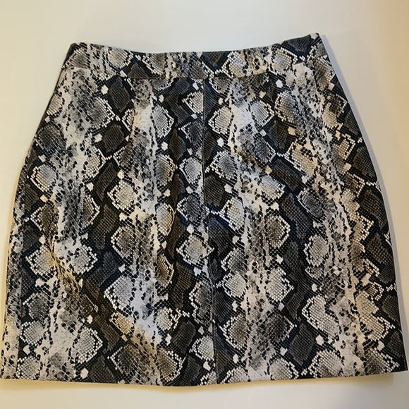 Mini Skirt great for the office or a date night *faux leather *animalprint - Picture 3 of 3